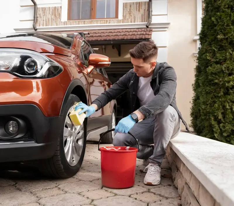 Lavage auto à domicile Asnières-la-Giraud : professionnel intervenant sur un véhicule